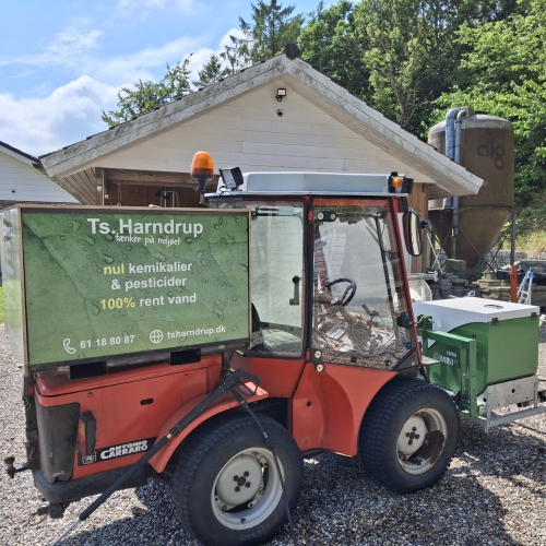 Maskine brugt til miljøvenlig ukrudtsbekæmpelse ved kunde på Fyn, mellem Nyborg og Middelfart