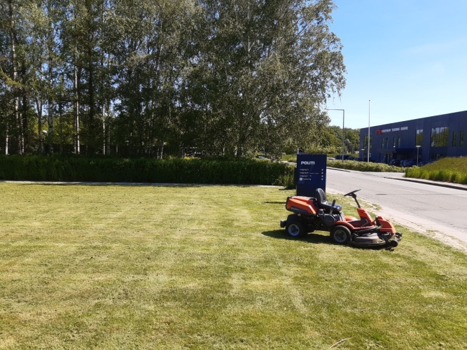 Slåning af græs i Odense på Fyn
