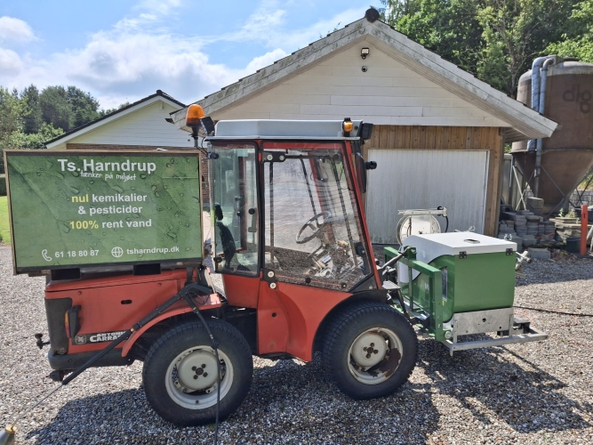 Maskine brugt til miljøvenlig ukrudtsbekæmpelse ved kunde i Odense på Fyn