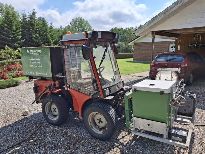 Maskine brugt til miljøvenlig ukrudtsbekæmpelse i Odense