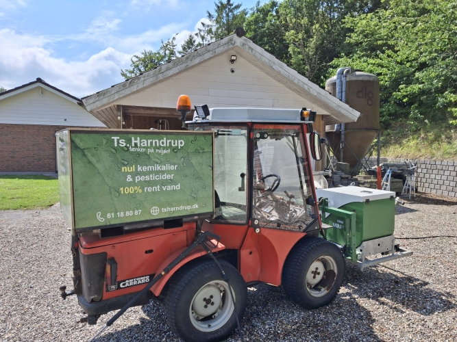 Maskine brugt til miljøvenlig ukrudtsbekæmpelse ved kunde på Fyn, mellem Nyborg og Middelfart