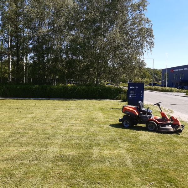 Slåning af græs i Odense på Fyn
