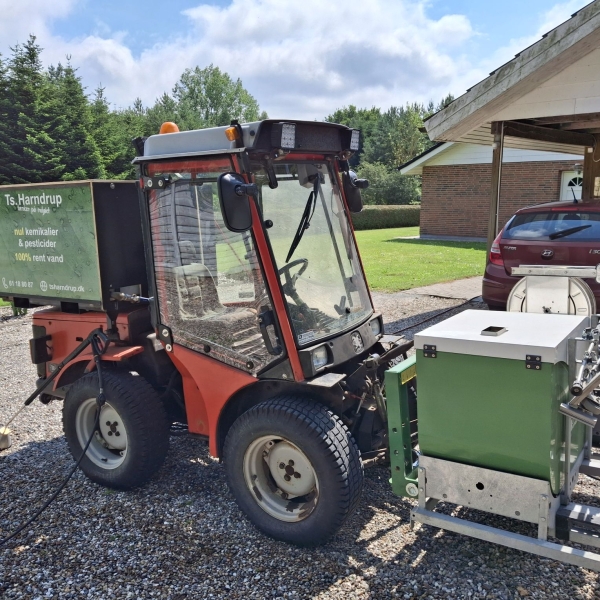 Maskine brugt til miljøvenlig ukrudtsbekæmpelse i Odense