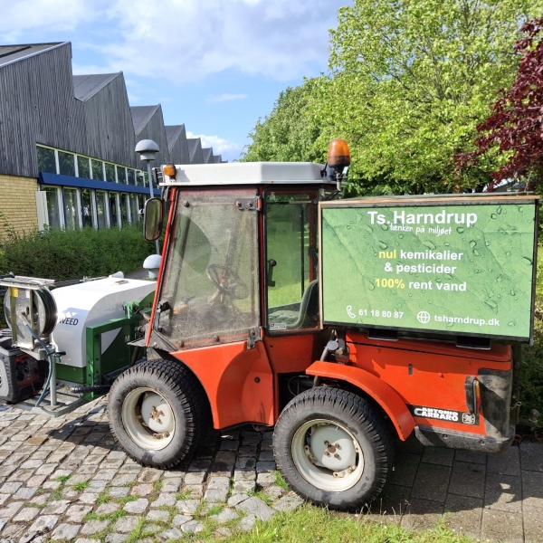 Miljøvenlig ukrudtsbekæmpelse med varmt vand i Vejle