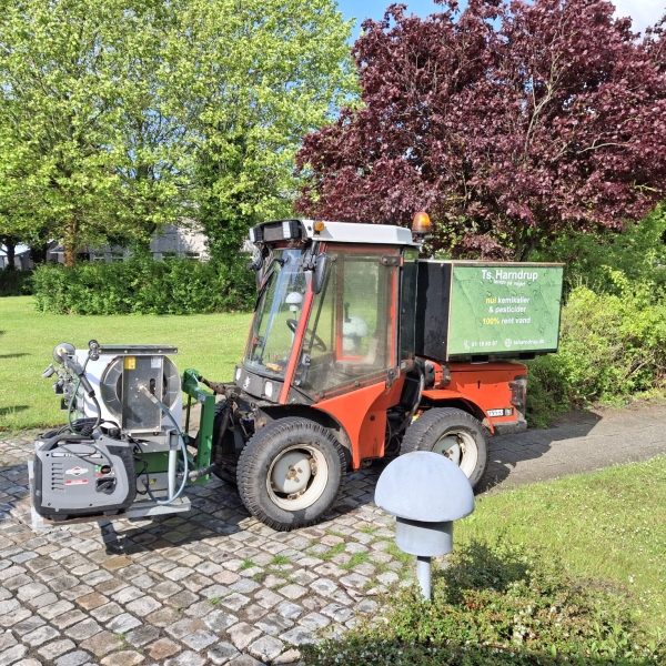 Miljøvenlig ukrudtsbekæmpelse med varmt vand i Trekantsområdet